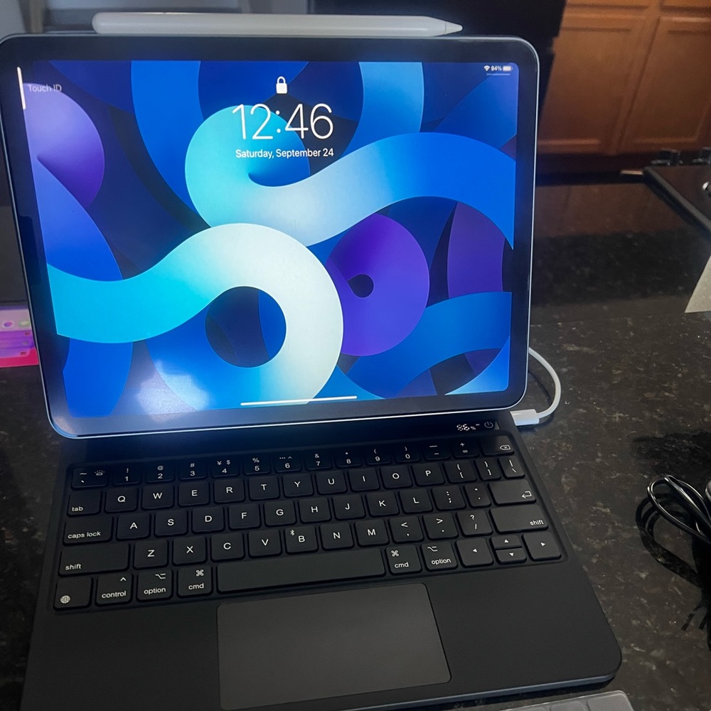 iPad Magnetic Keyboard Case Bundle (mouse, stylus, screen film, chargers)